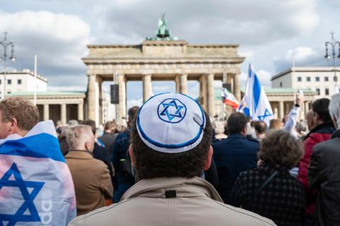 Ein Mann mit Kippa vor dem Brandenburger Tor in Berlin