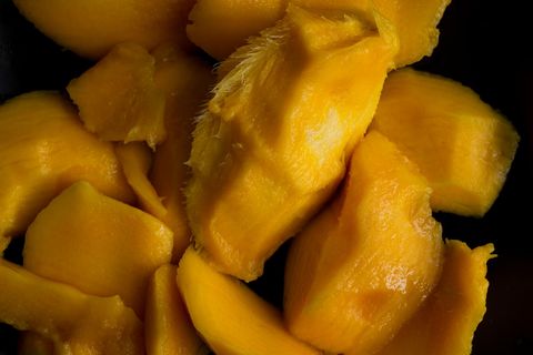 Geschälte und abgenagte Mangos