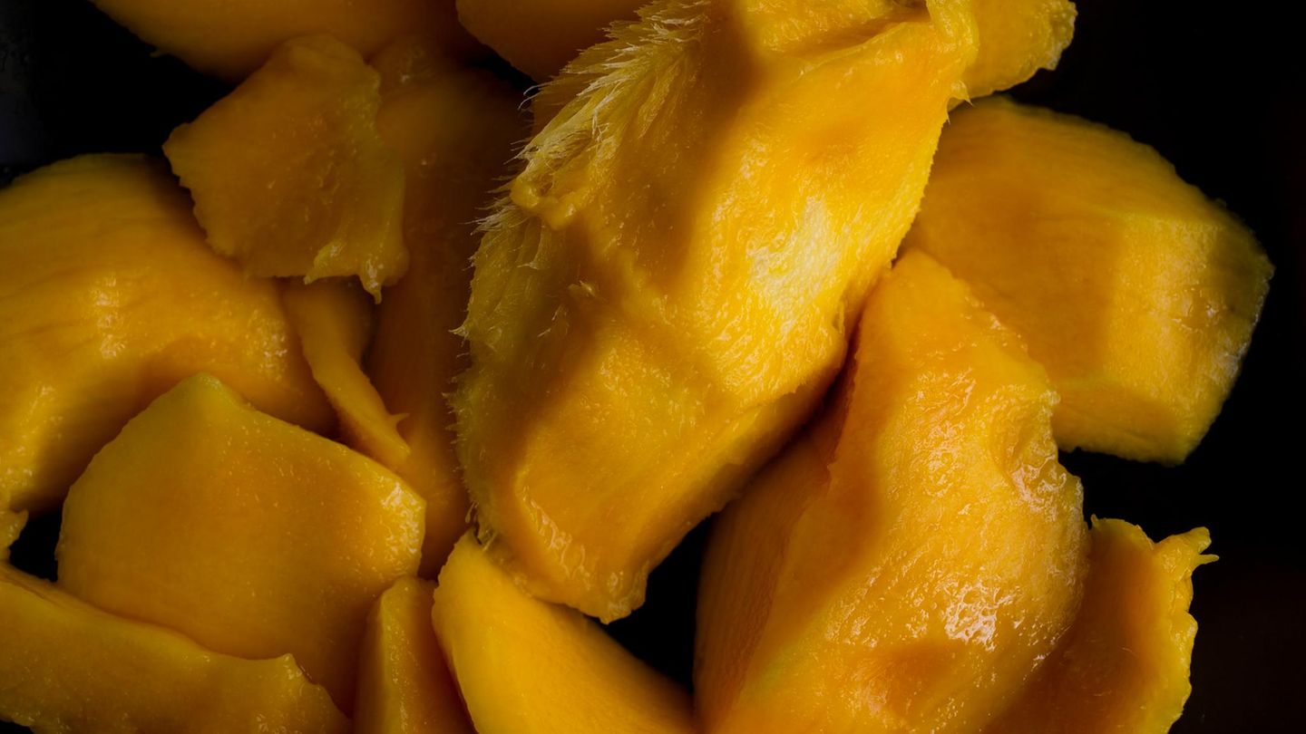 Geschälte und abgenagte Mangos
