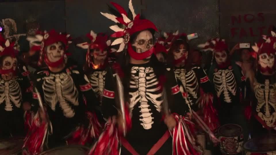 Video: Parade für die Toten und Lebendigen Video: Parade für die Toten und Lebendigen
