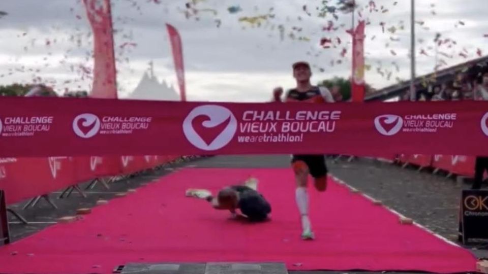 Mika Noodt: Drama pur! Deutscher Triathlet liegt in Führung – und stürzt kurz vor dem Ziel
