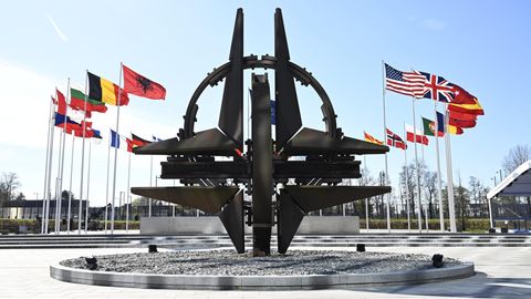 Flaggen der Mitgliedsstaaten vor dem Hauptquartier der Nato in Brüssel (Archivbild)