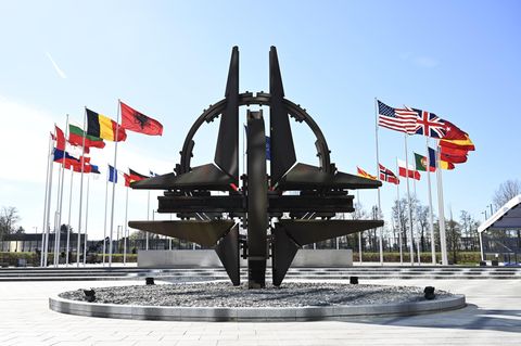 Flaggen der Mitgliedsstaaten vor dem Hauptquartier der Nato in Brüssel (Archivbild)
