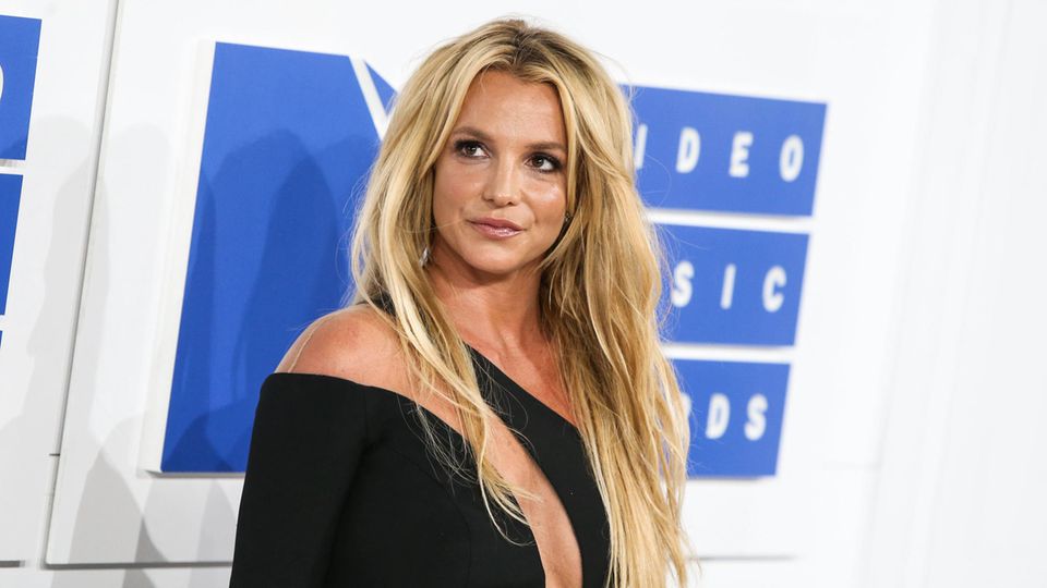 Now you know: Britney Spears has written her autobiography "The woman in me" written