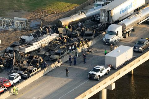 Das Luftbild zeugt die Einsatzkräfte in der Nähe der Wrackteile nach einer Massenkarambolage auf der Interstate 55 Schnellstraße in Manchac, Louisiana.