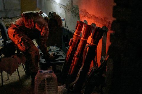 Ein ukrainischer Soldat mit Panzerabwehrraketen in einem Unterstand bei Awdijiwka.