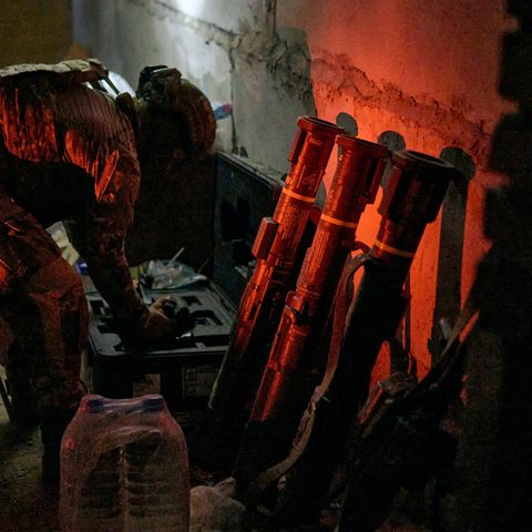 Ein ukrainischer Soldat mit Panzerabwehrraketen in einem Unterstand bei Awdijiwka.