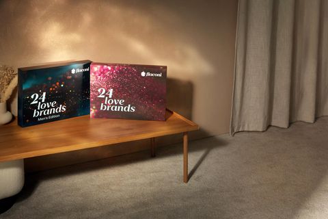 Die Flaconi-Adventskalender für Männer und Frauen stehen auf einer Bank.