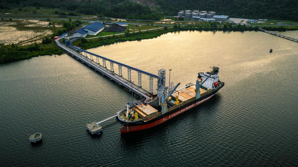 Ein Tanker liegt im Hafen auf dem Wasser