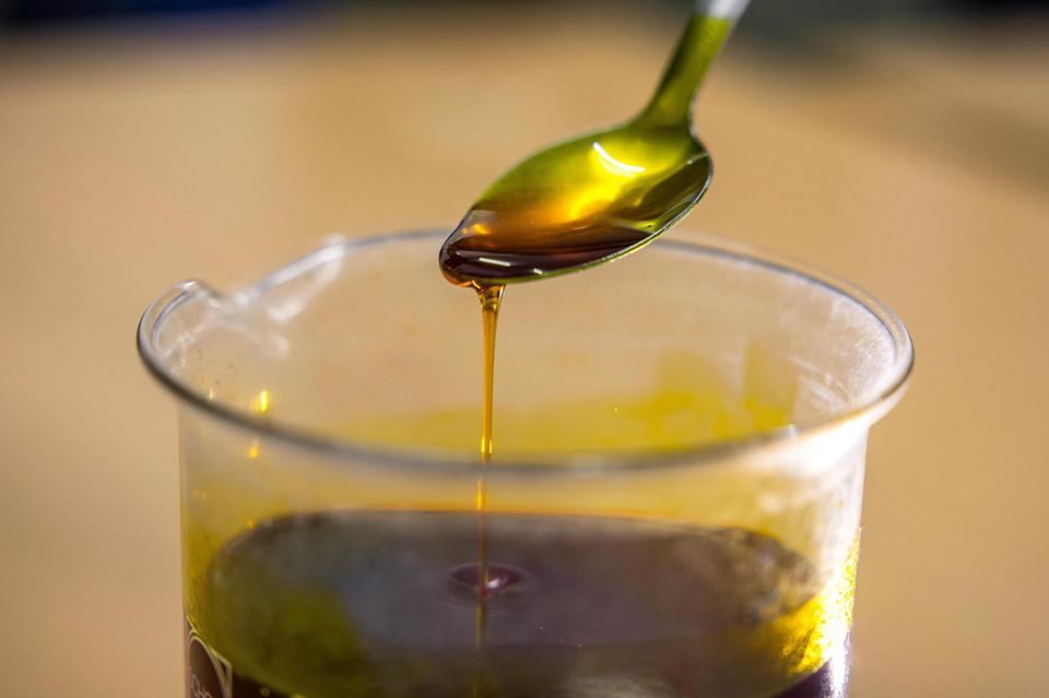 Eine Flüssigkeit die aussieht wie Öl