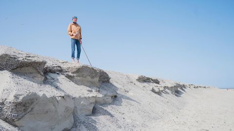 Uwe Garrels, Nationalparkführer und ehemaliger Bürgermeister von Langeoog, steht auf einer Düne