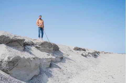Uwe Garrels, Nationalparkführer und ehemaliger Bürgermeister von Langeoog, steht auf einer Düne