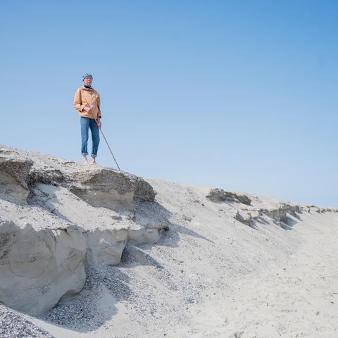 Uwe Garrels, Nationalparkführer und ehemaliger Bürgermeister von Langeoog, steht auf einer Düne