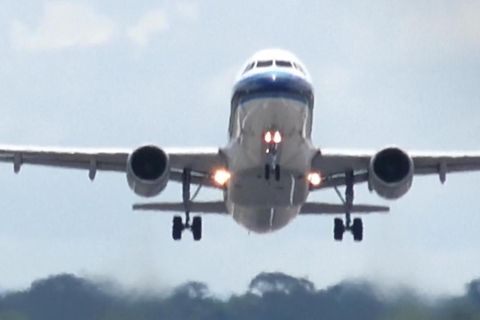 83 Menschen gerettet: Pilot will Flieger nach San Francisco abstürzen lassen – Kollegen verhindern Katastrophe