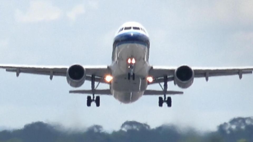 83 Menschen gerettet: Pilot will Flieger nach San Francisco abstürzen lassen – Kollegen verhindern Katastrophe
