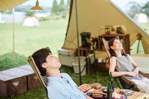 Japanisches Paar schläft auf einem Campingplatz
