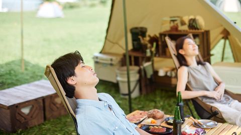 Japanisches Paar schläft auf einem Campingplatz