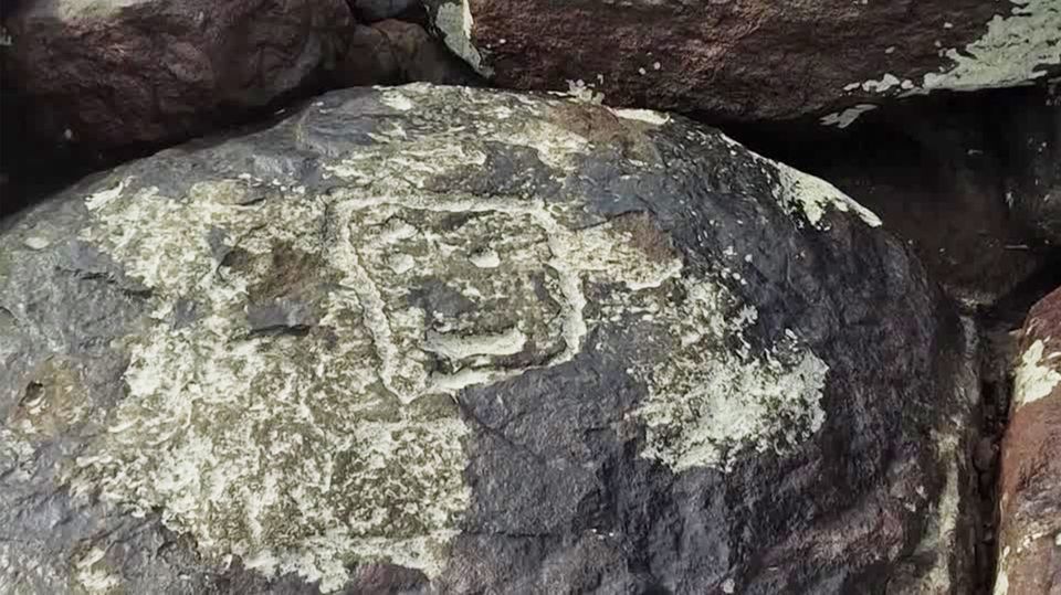 Amazonasgebiet: 2000 Jahre alt? Dürre legt mysteriöse "Stein-Smileys" frei