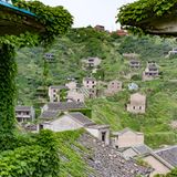 Blick durch zwei Häuser auf den Ort