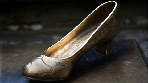 Goldener Schuhe aus der Ausstellung "Drei Nüsse für Aschenbrödel"