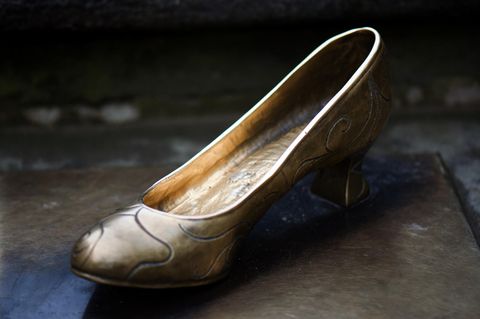 Goldener Schuhe aus der Ausstellung "Drei Nüsse für Aschenbrödel"