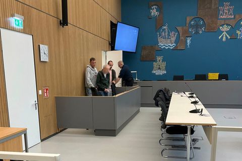 Hans-Jürgen C. wird im Landgericht Lübeck in den Saal gebracht