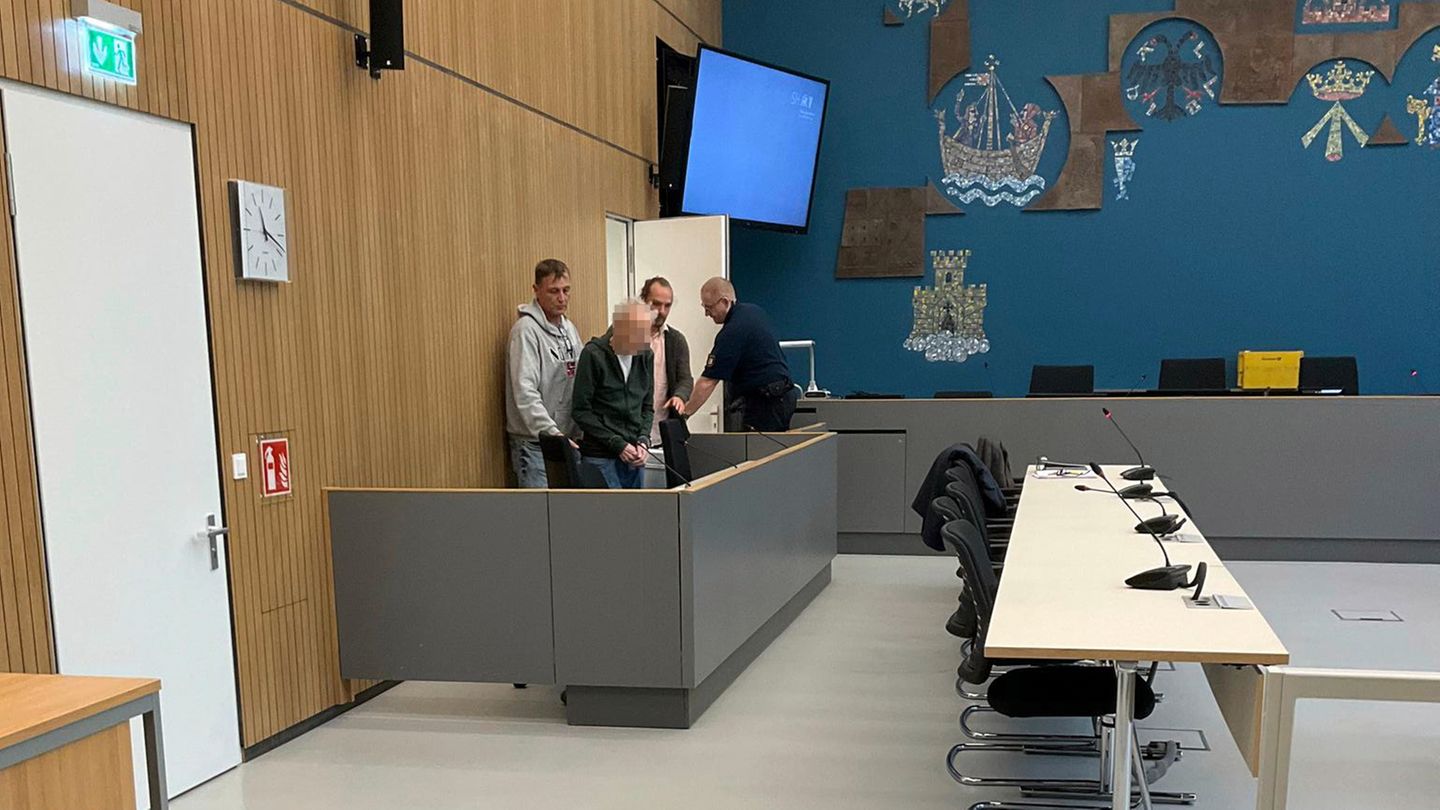 Hans-Jürgen C. wird im Landgericht Lübeck in den Saal gebracht