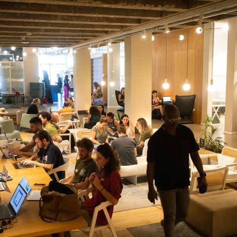 Workingspace mit vielen Menschen an Laptops