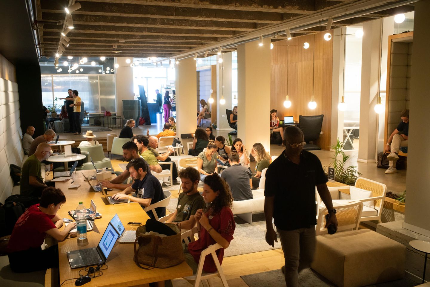Workingspace mit vielen Menschen an Laptops