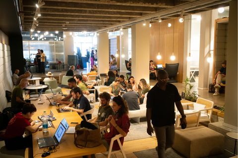 Workingspace mit vielen Menschen an Laptops