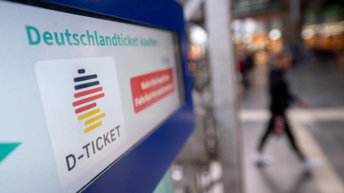 Deutschlandticket kündigen Ein Bild zeigt einen Automaten, auf dem das Deutschlandticket abgebildet ist