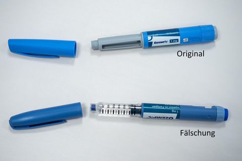 Zwei blaue Injektions-Pens, oben in hellblau das Original-Diabetesmittel Ozempic, unten eine Fälschung
