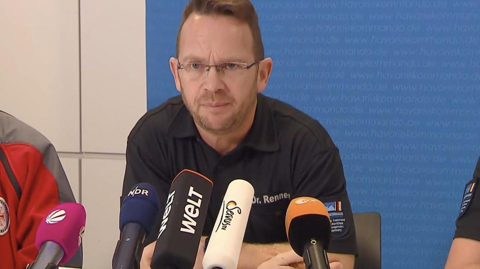 Frachterunglück: "Gibt die Chance, dass sie im Schiffskörper eingeschlossen sind":