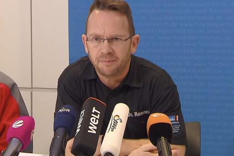 Frachterunglück: "Gibt die Chance, dass sie im Schiffskörper eingeschlossen sind":