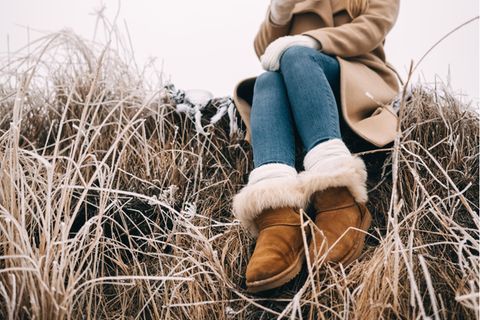 Eine Frau trägt Ugg Boots.