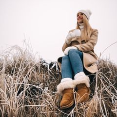 Eine Frau trägt Ugg Boots.