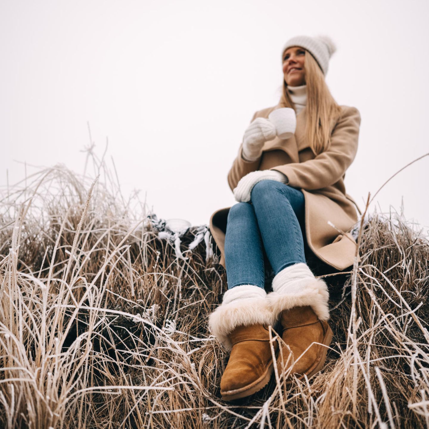Eine Frau trägt Ugg Boots.