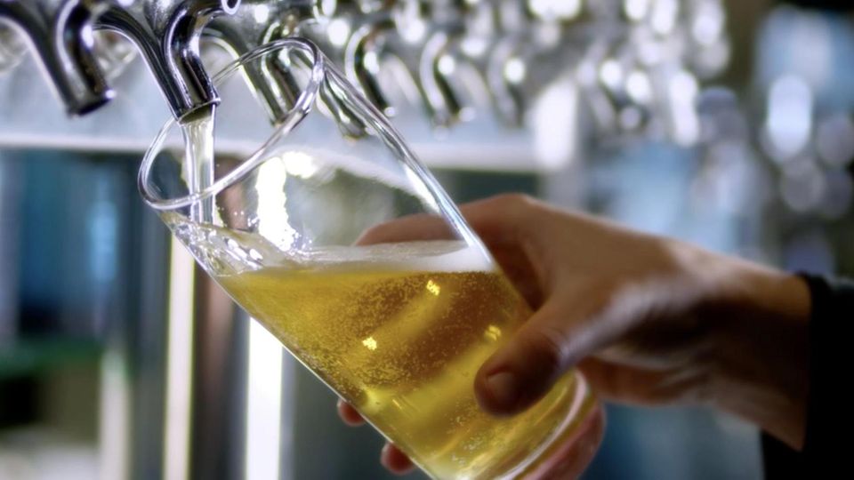 Absurde Challenge: Brite will 2.000 Biere in 200 Tagen trinken Absurde Challenge: Brite will 2.000 Biere in 200 Tagen trinken