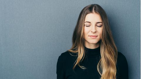 Burnout: Portrait einer Frau mit geschlossenen Augen