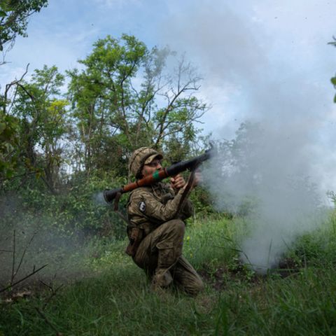 Ukrainischer Soldat in der Nähe der Stadt Awdijiwka