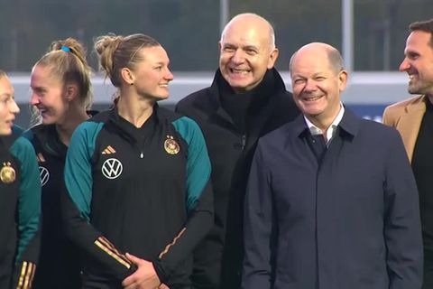 Video: Scholz drückt DFB-Frauen die Daumen