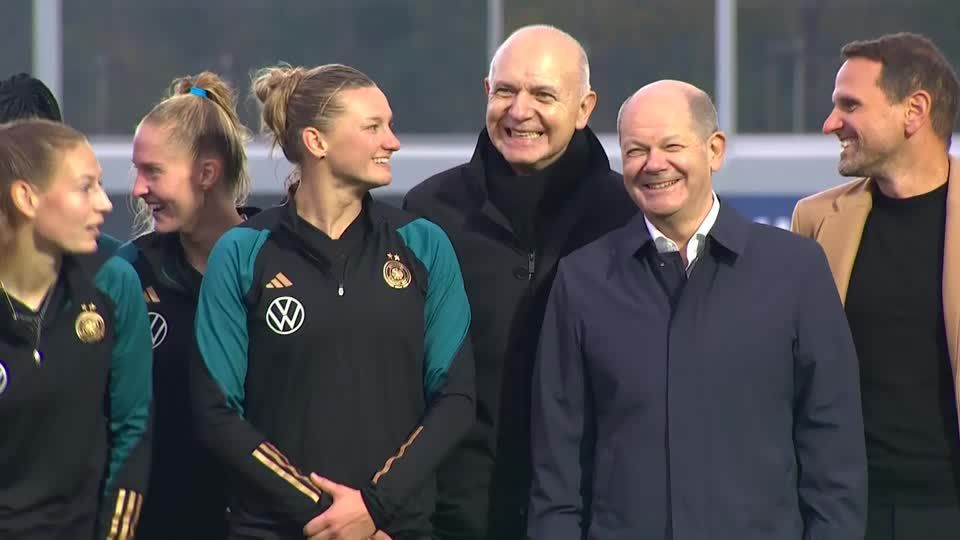 Video: Scholz drückt DFB-Frauen die Daumen