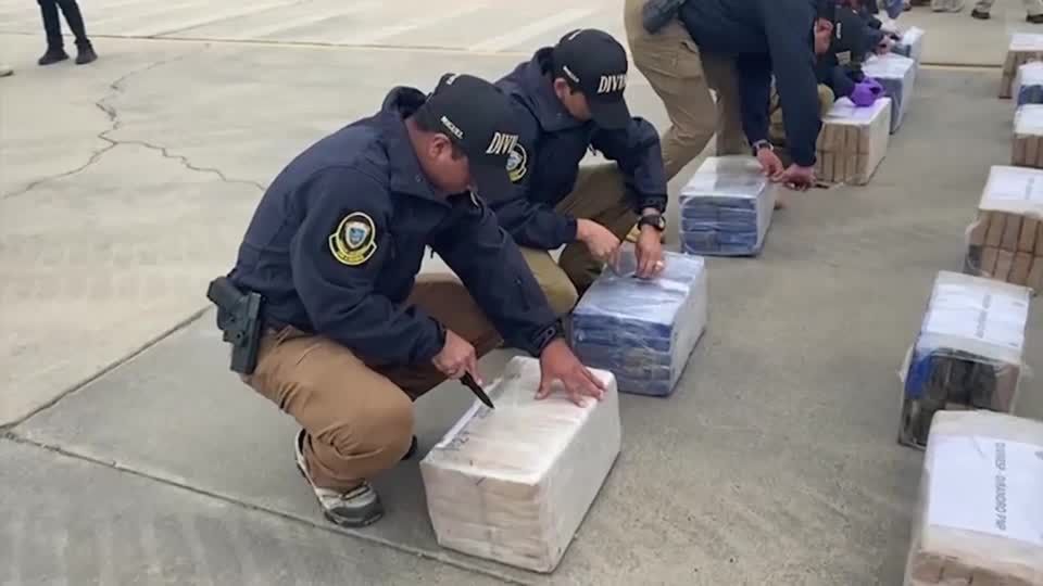Video: Peruanische Polizei: Drei Tonnen Kokain beschlagnahmt Video: Peruanische Polizei: Drei Tonnen Kokain beschlagnahmt