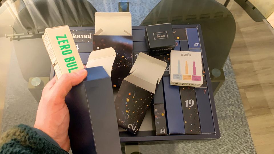 Der Flaconi-Adventskalender wird ausgepackt
