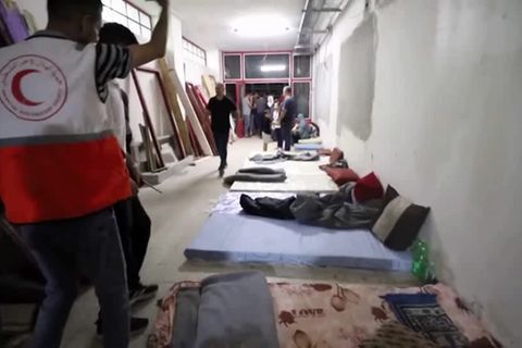 Video: Gazastreifen: Flüchtlinge suchen Schutz beim Roten Halbmond
