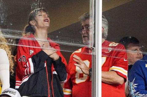Taylor Swift mit Ed Kelce, dem Vater von Travis Kelce