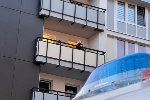 Auf dem Balkon eines Terrorverdächtigen in Duisburg sind zwei Uniformierte zu sehen