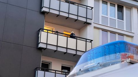 Auf dem Balkon eines Terrorverdächtigen in Duisburg sind zwei Uniformierte zu sehen