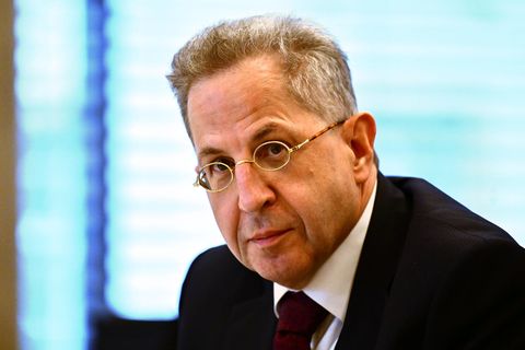 Hans-Georg Maaßen (CDU) sitzt als Zeuge im Untersuchungsausschuss im Thüringer Landtag
