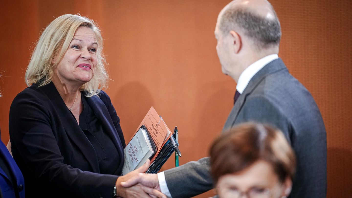 Bundeskanzler Olaf Scholz begrüßt Nancy Faeser zu Beginn der Sitzung des Bundeskabinetts im Bundeskanzleramt